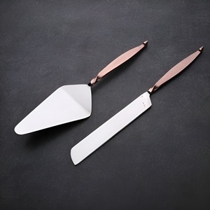 Cuchillo para pasteles de acero inoxidable de grado comercial, diseñado para panaderías profesionales, que ofrece durabilidad, afilado y resistencia. - Product Image 2