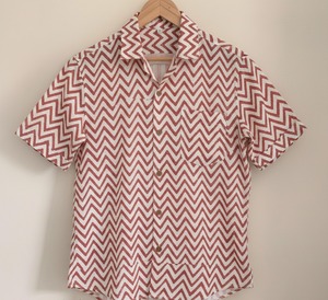 Camisa Formal de Hombre de Manga Corta con Cuello Camisero, Estampado Batik a Rayas Rojas, 100% Algodón, Ecológica, Transpirable, Venta al Por Mayor - Product Image 3