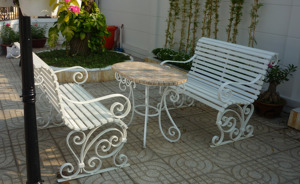 Ensemble de table et chaises en fer forgé décoratif, moderne, écologique et lavable pour jardin, patio, salon et salle à manger - Euro Iron Company - Product Image 3