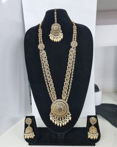 Parure de bijoux ethniques élégante pour mariage, comprenant un collier long, des jhumkas et un tikka, en zircon et perles plaqué or antique, avec des éléments superposés couleur pastel Rani. - Product Image 2