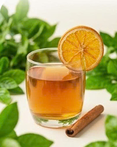 Infusion de thé noir à la cannelle et à l'orange avec tranches d'orange séchées et bâtonnets de cannelle dans un verre, marque NMPT, bon prix - Product Image 1