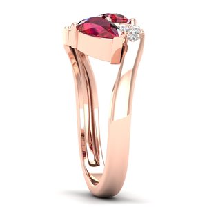 แหวนหมั้นเงินแท้ 925 ประดับมอสซาไนต์ทรงลูกแพร์ 1.5 กะรัต พร้อมพลอยทับทิม สำหรับงานแต่งงาน ลดราคาพิเศษจาก REYES - Product Image 3