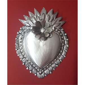 Arte Mural de Corazón Sagrado Plateado con Detalles Florales, Borde Festoneado con Cuentas, Placa de Corazón Flameante, Arte Folclórico Mexicano - Product Image 1