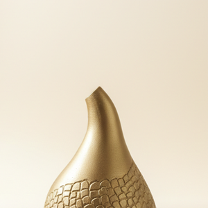 Impresionante Florero de Metal Dorado con un Patrón Texturizado Escalonado y un Diseño de Cuello Curvo Único para Decoración Moderna del Hogar - Product Image 4