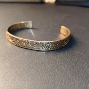 กำไลทองแดงแกะสลักลายใบองุ่นโบราณ - กำไลทองแดงบำบัดแรงบันดาลใจจากธรรมชาติ - กำไลบำบัดสำหรับผู้หญิงเพื่อสุขภาพที่สง่างาม - Product Image 6