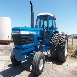 Achetez un tracteur Ford 2 roues motrices entièrement restauré, moteur haute puissance de 50 CV, idéal pour l'agriculture, l'aménagement paysager et les tâches utilitaires, qualité supérieure - Product Image 4