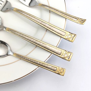 Juego de cubiertos metálicos superventas. Diseño de mango antideslizante que mejora el control durante el uso. Perfecto para ocasiones formales. - Product Image 3