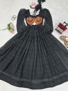 Vestido Largo Anarkali de Georgette Negro al por Mayor con Bordado Pesado de Espejos Kutchi, Ideal para Fiestas Indias y Pakistaníes - Product Image 6