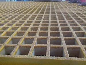 Rejilla de FRP Moldeada en Fibra Robusta de 25 mm para Pasarelas Industriales, Plataformas y Cubiertas de Zanjas Resistentes a la Corrosión de Alto Rendimiento - Product Image 1