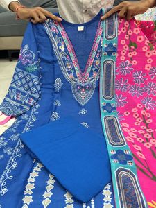 Blusa de Mujer Azul con Bordado Floral, de Satén de Algodón, Sin Arrugas, Cuello en V Tradicional, Manga Tres Cuartos, Corte Regular, Informal, para Verano - Product Image 4