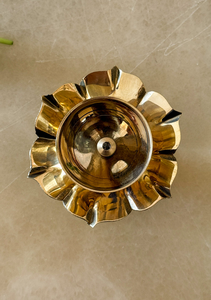 Lampe à huile traditionnelle en laiton en forme de lotus luxuriant pour la Pooja, le Mandir, le temple domestique, la décoration de Diwali, la décoration festive et les prières - Product Image 5