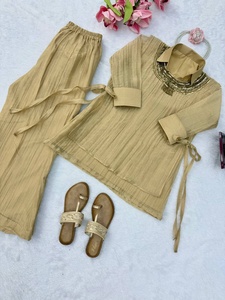 Conjunto de traje Salwar tradicional para mujer con cuello con trabajo artesanal, disponible para uso casual de Samp Corporation - Product Image 3