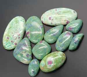 Rubí Verde Natural en Fuchsite, Cabujón, Gema Suelta con Juego de Color, Piedra Pulida al por Mayor para Joyería - Product Image 5