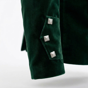 Veste écossaise Montrose doublet en velours vert bouteille pour homme, avec garniture aux épaules et boutons pyramidaux argentés, pour soirées et événements. - Product Image 5