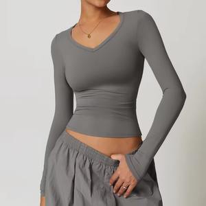 Haut de sport personnalisé pour femme à séchage rapide, coupe courte, manches courtes, col en V, pour yoga, fitness et gym - Product Image 3