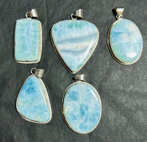 Pendentif en larimar naturel TRIMURTI GEMS, serti argenté |   Style classique |   Magnifiques bijoux en larimar bleu |   Formes Mixtes - Product Image 1