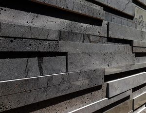 Revêtements muraux en pierre de lave volcanique en gros pour l'extérieur des maisons, les jardins, les villas, les centres de villégiature et les murs de bâtiments - Product Image 1