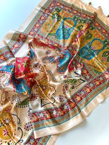 Sari de Seda Satinada Premium con Estampado Digital de Posiciones, Motivos Tradicionales, Diseño de Diseñador, Borlas de Bola en el Pallu, Colorido y Sin Arrugas - Product Image 4