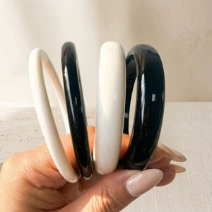 Joyería de Moda Hecha a Mano, Juego de Brazaletes de Resina con Escultura Artística, Acabado Brillante en Blanco y Negro, Regalo Artesanal para Cumpleaños - Product Image 6