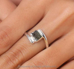 แหวนพันรอบแบบมินิมอลลิสต์ทำด้วยมือทำจากเงินสเตอร์ลิงแหวนหินคริสตัลหยาบ - Product Image 2