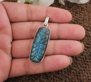 Collar de Plata de Ley 925 con Colgante Rectangular de Labradorita Natural Tallada a Mano, con Destello Azul, para Aniversario - Product Image 1