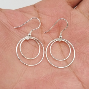 Pendientes de Plata de Ley con Doble Círculo: Joyería Minimalista de Alambre, Regalo de Cumpleaños o Boda para Mujeres y Niñas - Product Image 4