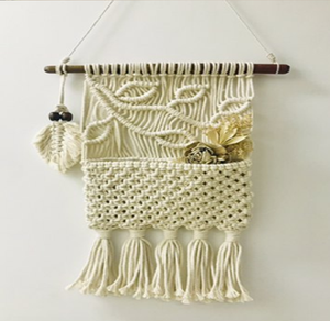 Práctico organizador de bolsillo negro de macramé para colgar en la pared con un anillo de madera disponible a precios de mayorista. - Product Image 2