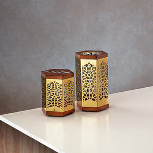 Brûleur d'encens artisanal en laiton avec base en bois de santal et motif géométrique découpé pour une utilisation aromatique - Product Image 5