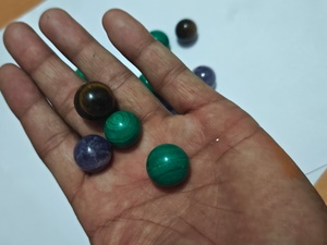 Sphère polie en pierres précieuses naturelles multiples : Œil de tigre, Malachite, Améthyste – Cabochons ronds en vrac – Fournisseur en gros de perles de cristal - Product Image 2