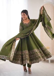 Traje Anarkali estilo Bollywood negro con seda romana y adornos de lentejuelas - Product Image 6