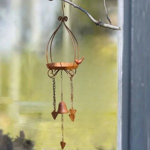 Les bacs à eau pour oiseaux en métal les plus tendance peuvent être placés sur des piédestaux, accrochés ou fixés, offrant ainsi des options de design polyvalentes. - Product Image 5