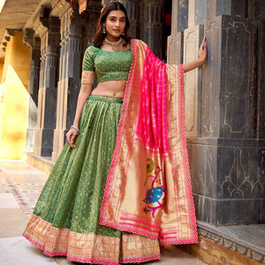 Nouvelle Conception de Lehenga Choli Traditionnel en Soie, Longueur Ras du Sol, Tenue de Mariage et de Festival Indienne avec Concept Paithani - Product Image 1