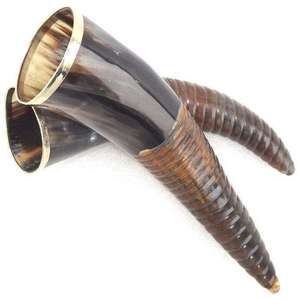 Corne à boire viking en corne naturelle, écologique, polie, sculptée, imitation antique, cadeau fantaisie, avec bordure en laiton et sangle en cuir, Inde - Product Image 1