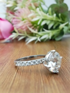 แหวนแต่งงานทรงกลมทันสมัยจาก D'VINS JEWELS ประดับเพชรเลี้ยงในห้องปฏิบัติการ สี D ชุบทองคำขาว พร้อมใบรับรอง - Product Image 4