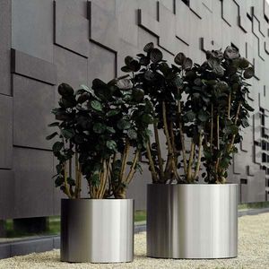 Jarrón decorativo extragrande de latón puro con detalles plateados, ideal para decoración de hoteles y resorts. Hecho de latón 100%. - Product Image 4