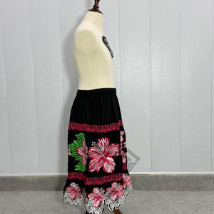 Jupe midi noire en gros avec broderie florale Hibiscus polynésien, taille haute, bande élastique, style ethnique tribal hawaïen, avec garniture en dentelle - Product Image 3