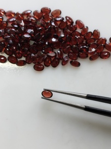 Granat rouge naturel 5x3,5 mm, coupe ovale, pierre précieuse de qualité supérieure pour la fabrication de bijoux - Product Image 2