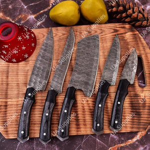 Cuchillo único hecho a mano de acero de Damasco con hoja martillada de espiga completa, ligero, multiusos, ecológico, duradero y afilado como una navaja, con mango de madera. - Product Image 3