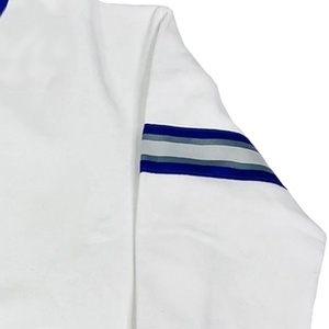 Sweat-shirt blanc en molleton doux, col rond, style personnalisé, avec poignets rayés bleus. - Product Image 4