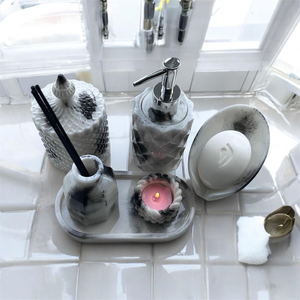 Ensemble de salle de bain en résine noir, artisanat personnalisé, dernière collection pour produits ménagers, en vente - Product Image 1