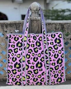 Bolso de Hombro Acolchado de Algodón Estampado Premium con Costuras Duraderas y Aspecto Moderno - Product Image 5