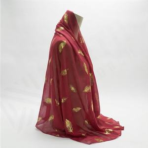 ผ้าคลุมไหล่ลายขนนกขายดี ผ้าฮิญาบคุณภาพสูง สีพื้นแบบกำหนดเอง ผ้าพันคอชายหาดสำหรับผู้หญิง เนื้อผ้านุ่ม ระบายอากาศได้ดี แฟชั่นระดับพรีเมียม - Product Image 3