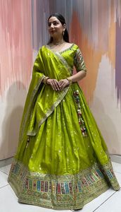 Exclusivo Chaniya Choli de Seda Banarasi con Bordado a Mano con Espejos y Dupatta de Organza, Traje Festivo Nupcial para Mujer - Product Image 2