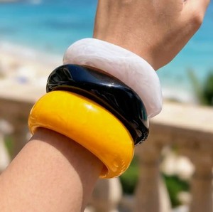 กำไลข้อมือเรซิ่นทรงกลมแบบโดม กำไลข้อมือเรซิ่นหนาสีสันสดใส เครื่องประดับมือสำหรับผู้หญิง แฟชั่นประจำวัน ขายส่ง - Product Image 2