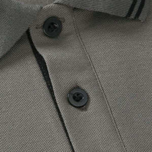 Chemise polo pour homme de qualité supérieure, couleur unie, tricotée, manches courtes, coupe décontractée, gris avec bordure noire sur le col et les poignets - Product Image 6