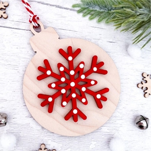 Ornement de Noël rustique en bois, pendentif flocon de neige rouge 3D en bois, décoration de fête personnalisée, fournitures festives à suspendre - Product Image 1
