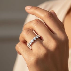 Bague demi-éternité en or 9 carats avec diamants ovales sertis à griffes, 1,00 carat au total - Product Image 6
