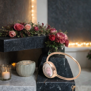 แหวนทองคำ 18K ดีไซน์สวยงาม แรงบันดาลใจจากวัฒนธรรม ประดับด้วยทัวร์มาลีนสีแตงโม ฝังแบบ Bezel Setting เหมาะสำหรับงานแต่งงาน รุ่น Eternity Vermeil - Product Image 1