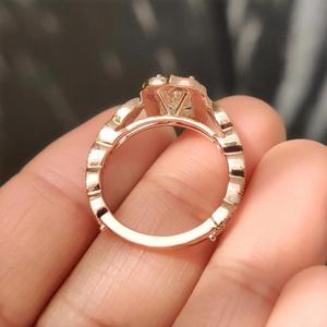Anillo de Compromiso con Halo de Diamantes de Corte Radiante y Piedras Laterales Redondas de Diamante, Anillo de Novia de Oro Sólido Vintage, Inspirado en el Estilo Art Deco - Product Image 3