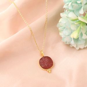 Collar de piedras semipreciosas, amazonita natural, cuarzo cereza, colgante floral tallado a mano, engaste con bisel chapado en oro de 18k. - Product Image 3